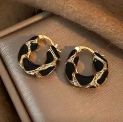 黒と金のフープピアス