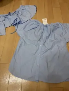 新品タグ付 サックスブルー 半袖ブラウスのサムネイル