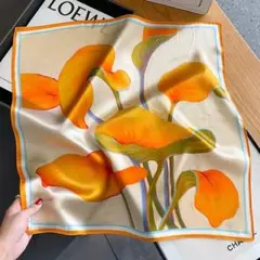 花柄　シルク100% シルクスカーフ　オレンジ　ベージュ　上品　光沢　正方形