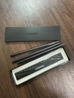 ✨新品✨CHANELロゴ 鉛筆3本 定規 文具5点セット ペンシルケース ✨新品✨CHANELロゴ 鉛筆3本 定規 文具5点セット ペンシルケース