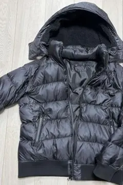 ブラックフード付きダウンジャケット