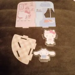 Hello Kitty 與 Cinnamoroll 的壓克力立牌