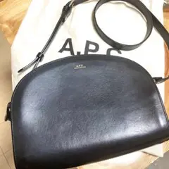 a.p.c. ハーフムーンバッグ　ブラック