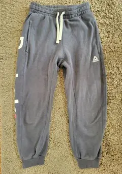 Reebok グレー ロゴ入りパンツ