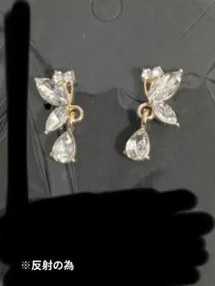 蝶の形状 クリスタルピアス 値下げ中