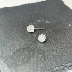 ブルームーンストーン　天然石一粒ピアス/サージカルステンレス