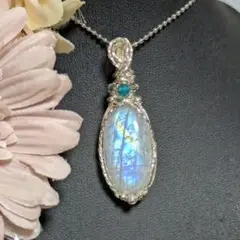 天然石レインボームーンストーン　シルバーワイヤーペンダントトップ