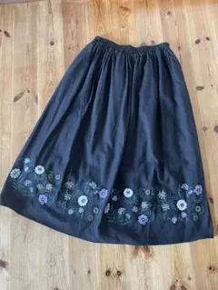 ソウルベリー　花柄刺繍 フレアスカート ブラック ロング丈のサムネイル