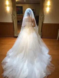 THE LOVEL ウェディングドレス　プリンセスラインドレス　オフホワイト