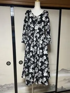 Lax Dan Tia 黒と白の花柄 長袖前ボタン式ワンピースL