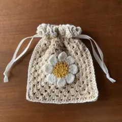 かぎ針編み　フラワーモチーフ巾着袋　ベージュ×ホワイト