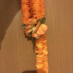オレンジ色の花飾り付きレイ　直径約74cm 太さ3cm