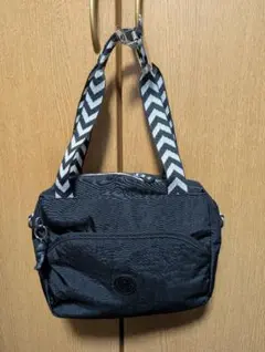 #キプリング# ブラックバッグ ジグザグストラップ