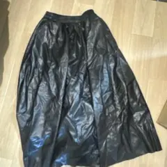 黒の合成皮革ロングスカート　ポケットつき