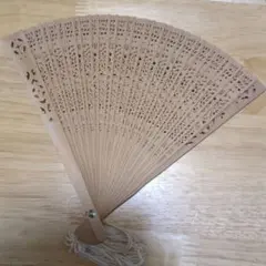 特選 白檀扇 透かし彫り 木箱入り - メルカリ