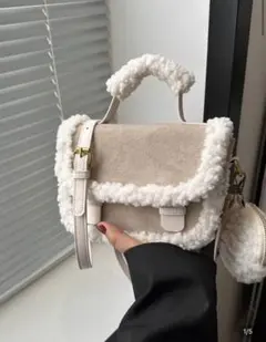 ベージュとホワイトのショルダーバッグ