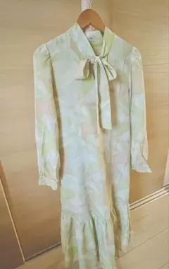 Index ボウタイフレアワンピース【淡いグリーン、透明感】