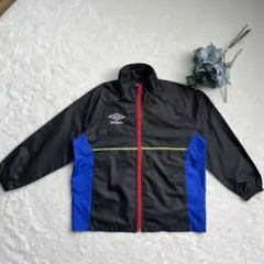 キッズ130　umbro ジップアップジャケット 黒/青/赤