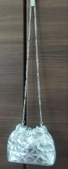 メタリックシルバー ギャザーショルダーバッグ
