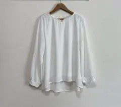 ホワイト 長袖ブラウス シンプル　カットソー裏地付き　胸元金具アクセント