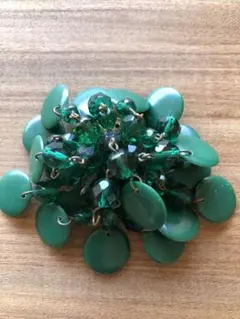 緑色ビーズアンティークアクセサリー　留め具 ブローチレトロ個性的入学式セレモニー