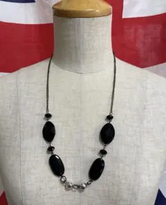 ④エレガントな黒いビーズネックレス