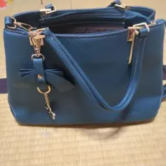 ダークグリーンリボンチャーム付きショルダーバッグ