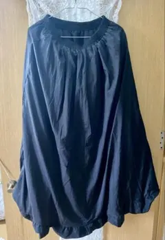 黒いナイロン バルーンスカート