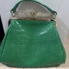 【バック】グリーン エナメル がま口