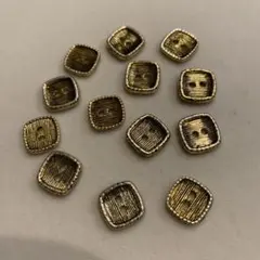 四角いボタン　13個