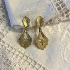 イヤリング　リーフデザイン　ゴールドカラー