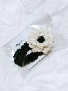 花デザイン ヘアアクセサリー　ヘアピン　白黒