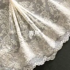 アイボリーカラーのフェルト調宮廷風刺繍チュールレース　金糸入り　1m　N-449