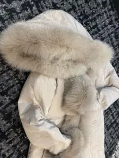 クリーム色 ダウンジャケット フード付き　毛皮　コート