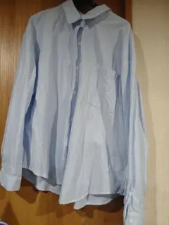 青と白のストライプ長袖シャツ