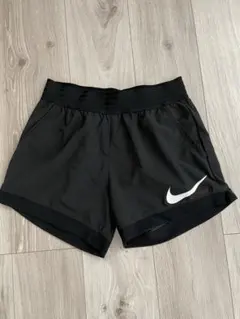 Nike 黒 ショートパンツ ロゴ入り