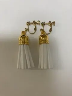 タッセル　イヤリング　ハンドメイド　ホワイト　白　レディース　アクセサリー
