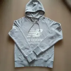 new balance フード付きスウェットパーカー　レディースM