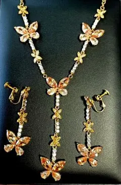【花と蝶】スワロフスキーネックレス＆イヤリング　結婚式、二次会