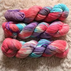 【新品未使用】メリノウール100%　毛糸　編み物　マルチカラー　赤　水色　紫