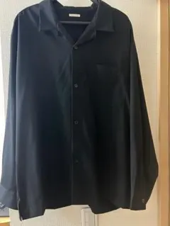 黒の長袖シャツ 胸ポケット付き