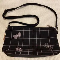 【大セール】蝶の刺繍入り　ショルダーバッグ　スマホポーチ　ナイロン　軽量