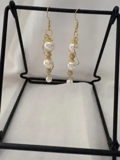 パール風捻りロングピアス《ハンドメイド》