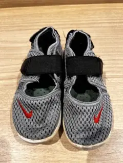 Nike キッズ サンダル グレー/レッド