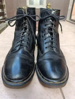 人気】イングランド製ドクターマーチン8ホールBLACK使用感はあります。