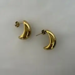 しずく型ピアスゴールド