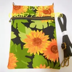 少し大きめスマホポーチ　ひまわり　黒　【ハンドメイド】