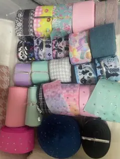 多様なカラーのリボン 20ロール以上