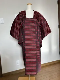 着物雨コート レトロな黒と赤の幾何学模様