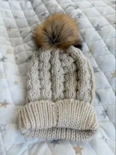 ベージュ ケーブル編み ニット帽 ファー付き